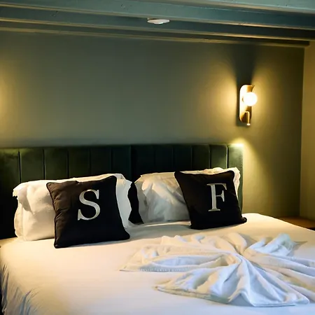 Honey - Characterful Luxury *
